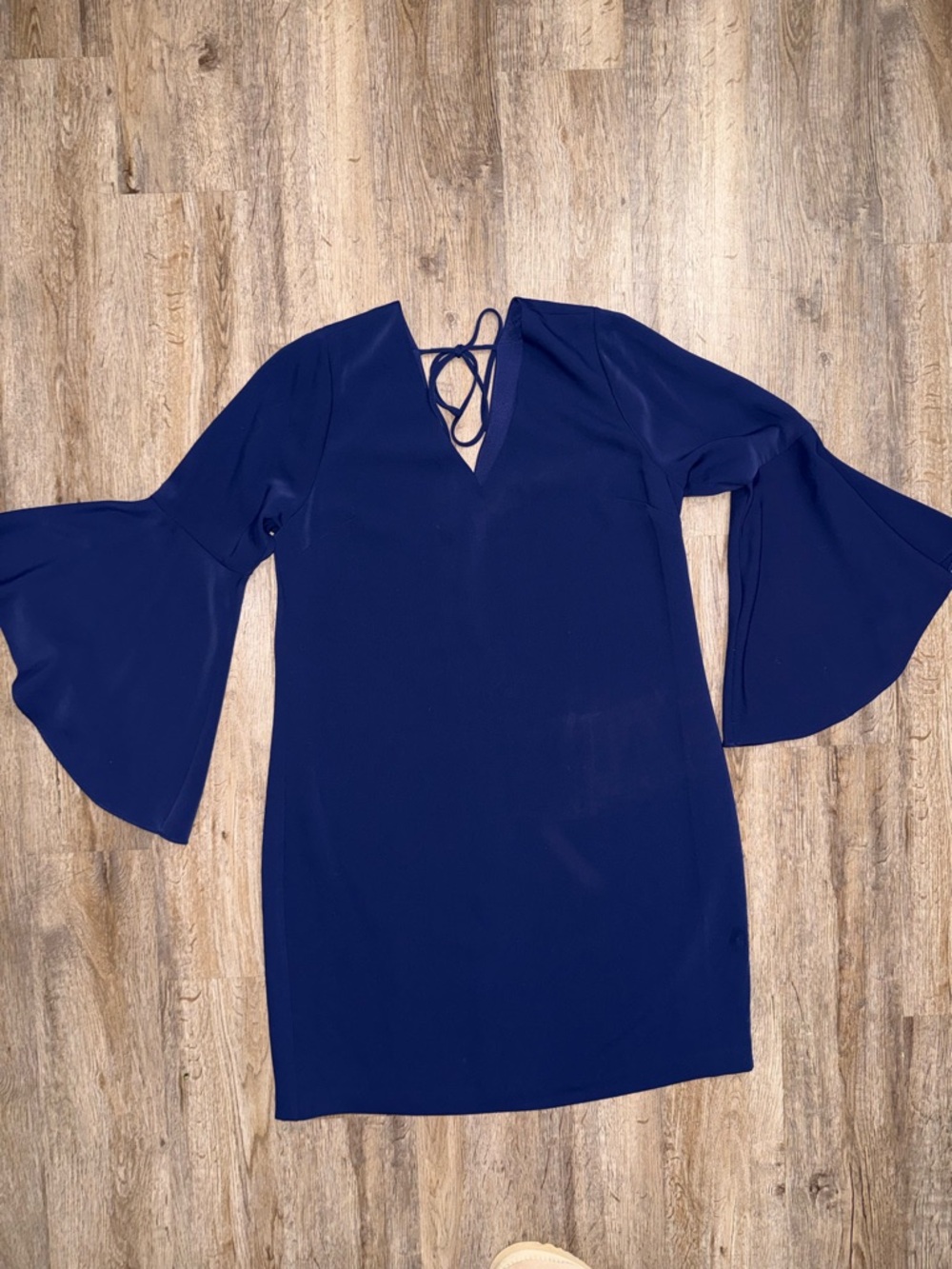 Trina Turk • Nico Ruffle Bell Sleeve Shift Dress - Picture 3 of 13